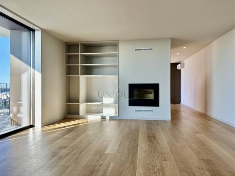 Apartamento T3 Duplex em Vila Nova de Gaia | Vista Rio e Mar, Varanda e Garagem