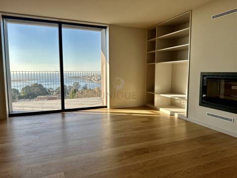 Apartamento T3 Duplex em Vila Nova de Gaia | Vista Rio e Mar, Varanda e Garagem