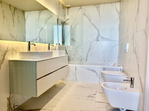 Apartamento T3 Duplex em Vila Nova de Gaia | Vista Rio e Mar, Varanda e Garagem