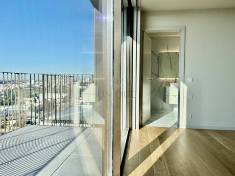 Apartamento T3 Duplex em Vila Nova de Gaia | Vista Rio e Mar, Varanda e Garagem