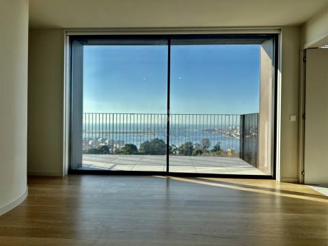 Apartamento T3 Duplex em Vila Nova de Gaia | Vista Rio e Mar, Varanda e Garagem