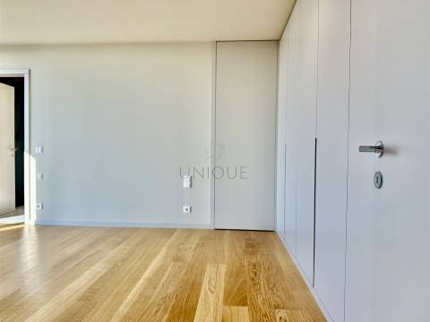 Apartamento T3 Duplex em Vila Nova de Gaia | Vista Rio e Mar, Varanda e Garagem