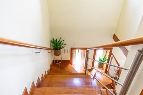 Moradia T4 em Esgueira, Aveiro | 3 Pisos, Anexos e Quintal 600m²