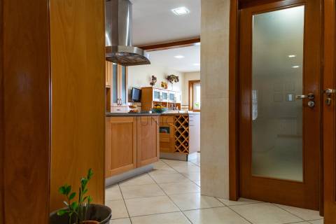 Moradia T4 em Esgueira, Aveiro | 3 Pisos, Anexos e Quintal 600m²