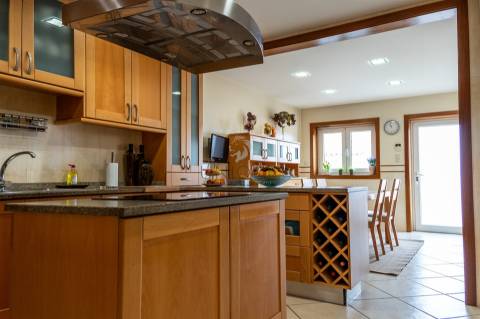 Moradia T4 em Esgueira, Aveiro | 3 Pisos, Anexos e Quintal 600m²