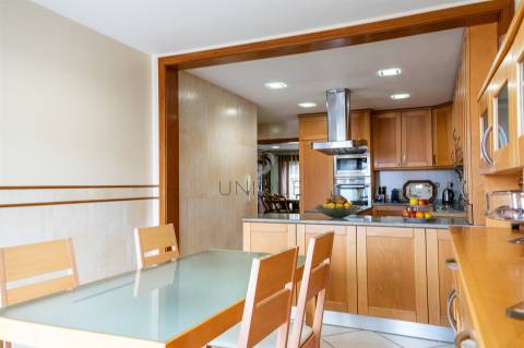 Moradia T4 em Esgueira, Aveiro | 3 Pisos, Anexos e Quintal 600m²