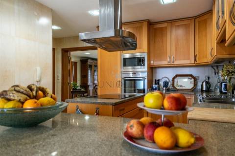 Moradia T4 em Esgueira, Aveiro | 3 Pisos, Anexos e Quintal 600m²