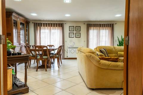 Moradia T4 em Esgueira, Aveiro | 3 Pisos, Anexos e Quintal 600m²