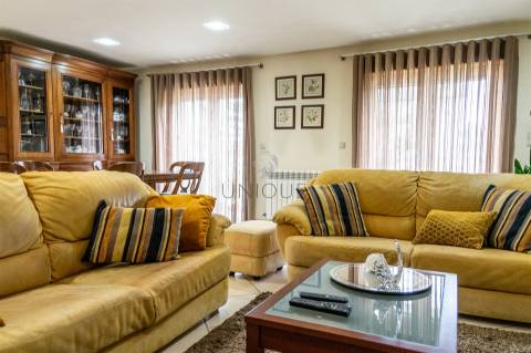 Moradia T4 em Esgueira, Aveiro | 3 Pisos, Anexos e Quintal 600m²