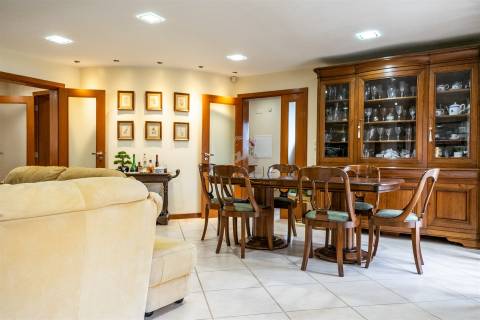 Moradia T4 em Esgueira, Aveiro | 3 Pisos, Anexos e Quintal 600m²