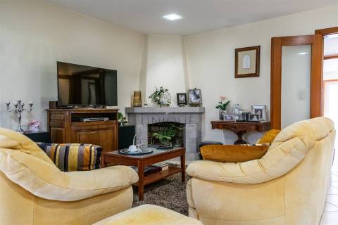 Moradia T4 em Esgueira, Aveiro | 3 Pisos, Anexos e Quintal 600m²