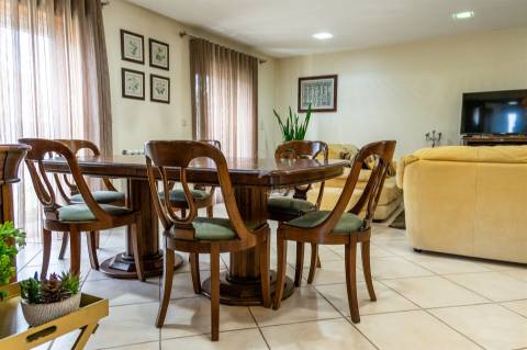 Moradia T4 em Esgueira, Aveiro | 3 Pisos, Anexos e Quintal 600m²