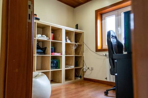 Moradia T4 em Esgueira, Aveiro | 3 Pisos, Anexos e Quintal 600m²