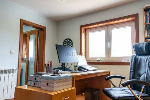 Moradia T4 em Esgueira, Aveiro | 3 Pisos, Anexos e Quintal 600m²