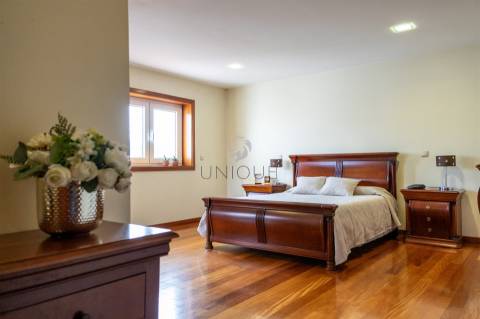 Moradia T4 em Esgueira, Aveiro | 3 Pisos, Anexos e Quintal 600m²