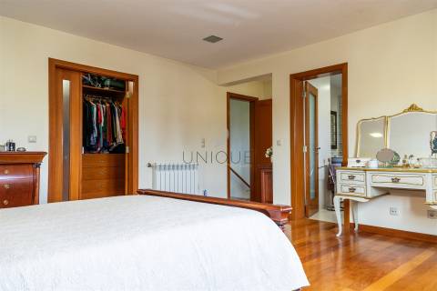 Moradia T4 em Esgueira, Aveiro | 3 Pisos, Anexos e Quintal 600m²