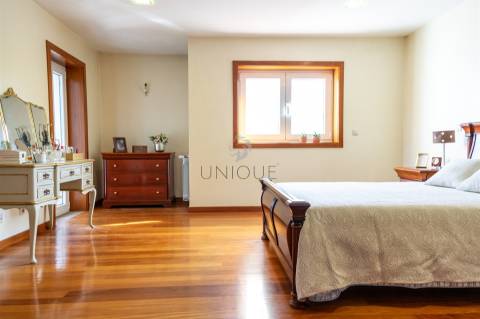 Moradia T4 em Esgueira, Aveiro | 3 Pisos, Anexos e Quintal 600m²