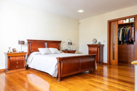 Moradia T4 em Esgueira, Aveiro | 3 Pisos, Anexos e Quintal 600m²