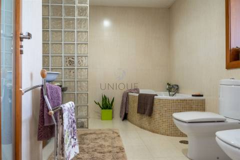 Moradia T4 em Esgueira, Aveiro | 3 Pisos, Anexos e Quintal 600m²