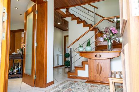 Moradia T4 em Esgueira, Aveiro | 3 Pisos, Anexos e Quintal 600m²