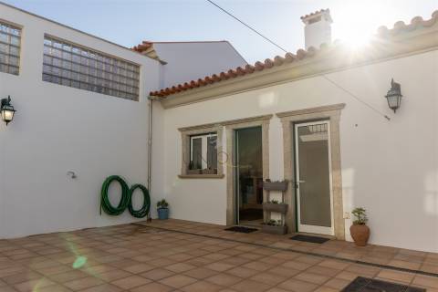 Moradia T4 em Esgueira, Aveiro | 3 Pisos, Anexos e Quintal 600m²