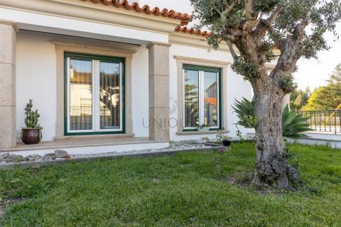 Moradia T4 em Esgueira, Aveiro | 3 Pisos, Anexos e Quintal 600m²