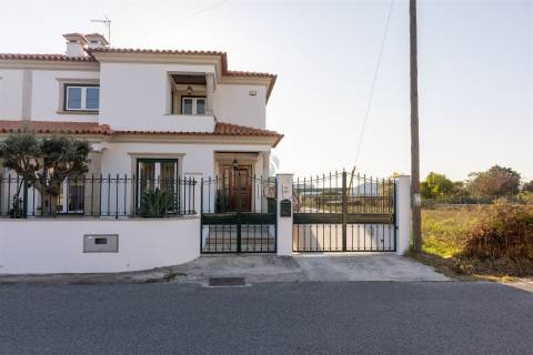 Moradia T4 em Esgueira, Aveiro | 3 Pisos, Anexos e Quintal 600m²