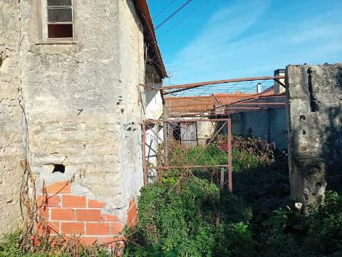 Moradia T4 para Recuperar em Esgueira | Terreno 435m²