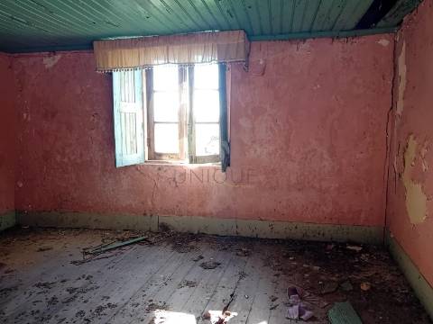 Moradia T4 para Recuperar em Esgueira | Terreno 435m²