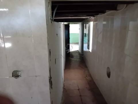 Moradia T4 para Recuperar em Esgueira | Terreno 435m²