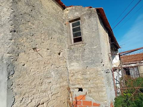 Moradia T4 para Recuperar em Esgueira | Terreno 435m²