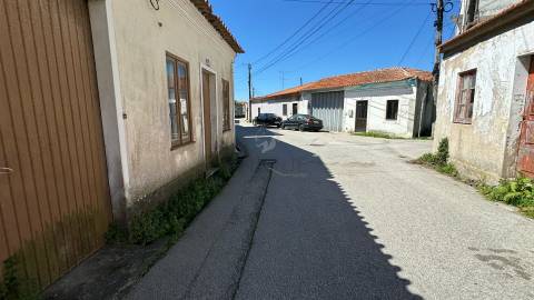 Moradia T4 para Recuperar em Esgueira | Terreno 435m²