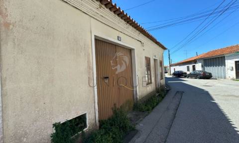 Moradia T4 para Recuperar em Esgueira | Terreno 435m²