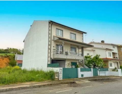 Moradia T4 em Bragança | Espaço, Conforto e Localização Central