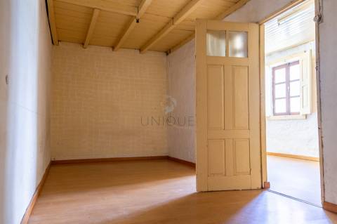 Duas Moradias para Remodelar em Fornos, Castelo de Paiva | Venda Conjunta