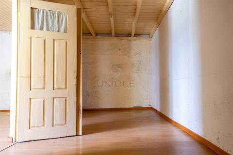 Duas Moradias para Remodelar em Fornos, Castelo de Paiva | Venda Conjunta