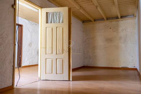 Duas Moradias para Remodelar em Fornos, Castelo de Paiva | Venda Conjunta