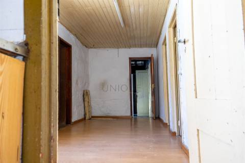 Duas Moradias para Remodelar em Fornos, Castelo de Paiva | Venda Conjunta