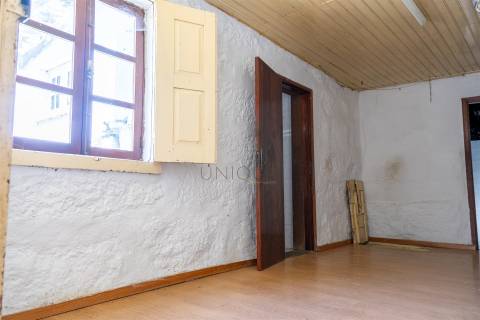 Duas Moradias para Remodelar em Fornos, Castelo de Paiva | Venda Conjunta