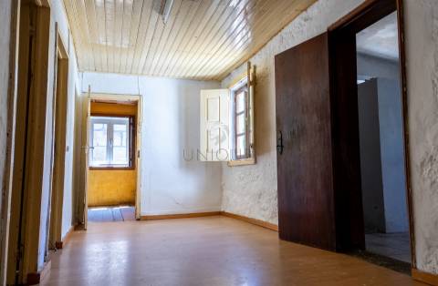 Duas Moradias para Remodelar em Fornos, Castelo de Paiva | Venda Conjunta