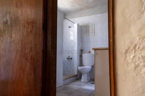 Duas Moradias para Remodelar em Fornos, Castelo de Paiva | Venda Conjunta