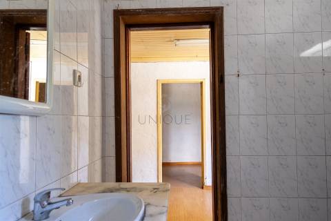 Duas Moradias para Remodelar em Fornos, Castelo de Paiva | Venda Conjunta