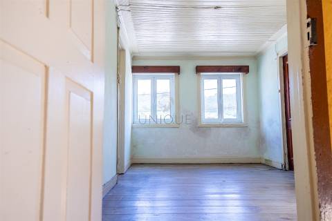 Duas Moradias para Remodelar em Fornos, Castelo de Paiva | Venda Conjunta