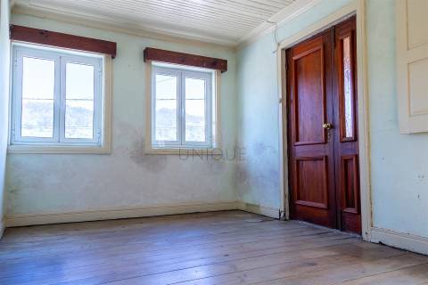 Duas Moradias para Remodelar em Fornos, Castelo de Paiva | Venda Conjunta