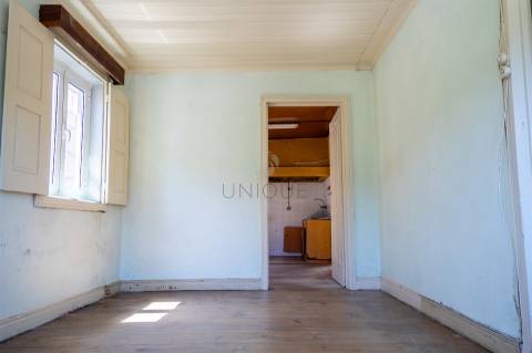 Duas Moradias para Remodelar em Fornos, Castelo de Paiva | Venda Conjunta