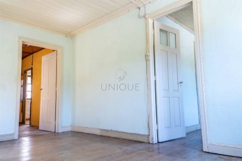 Duas Moradias para Remodelar em Fornos, Castelo de Paiva | Venda Conjunta