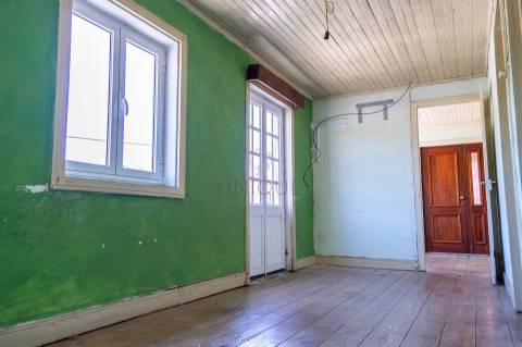 Duas Moradias para Remodelar em Fornos, Castelo de Paiva | Venda Conjunta