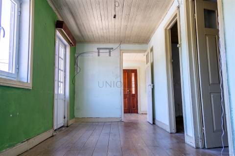Duas Moradias para Remodelar em Fornos, Castelo de Paiva | Venda Conjunta