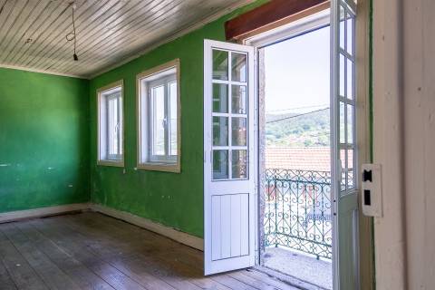 Duas Moradias para Remodelar em Fornos, Castelo de Paiva | Venda Conjunta