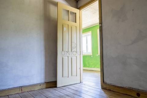 Duas Moradias para Remodelar em Fornos, Castelo de Paiva | Venda Conjunta